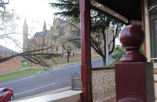 Bendigo House | Elegant Cobb & Co House: Family-Friendly Stay in Bendigo CBD
