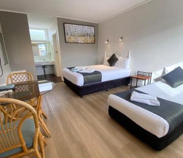 Hay Hotel | Discover Comfort at Cobb Inlander Motel with Pool Access