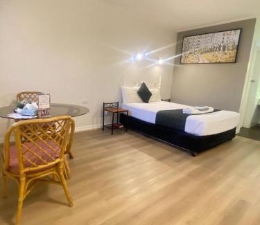 Hay Hotel | Discover Comfort at Cobb Inlander Motel with Pool Access