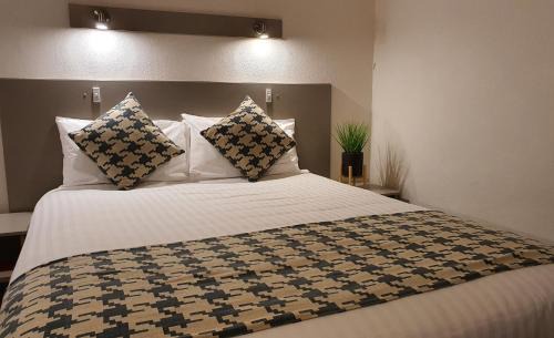 Hay Hotel | Discover Comfort at Cobb Inlander Motel with Pool Access