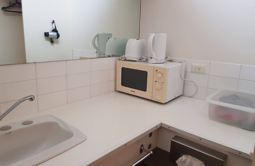 Hay Hotel | Budget-Friendly Cobb Inlander Motel with Pool & Breakfast