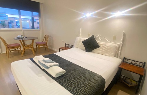 Hay Hotel | Budget-Friendly Cobb Inlander Motel with Pool & Breakfast