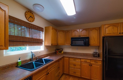 Kelseyville House | Experience Cobb Mountain Chalet: Pet-Friendly Lake View Getaway