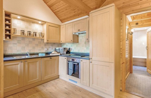 Tilford Ski Chalet | Cozy 1 Bedroom Getaway in Tilford, Farnham with Spa