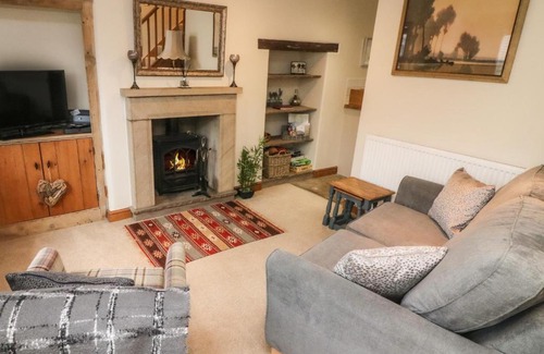 Fourstones Near Bentham House | Pet-Friendly Cobble Cottage: 5-Star Stay with Great Reviews