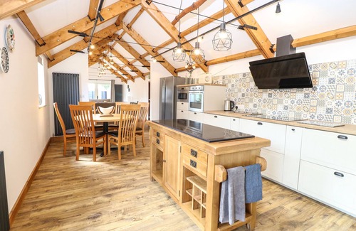 Repps with Bastwick Cottage | Relaxing Cobblers Barn with Hot Tub in Potter Heigham