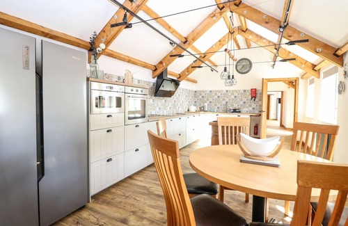 Repps with Bastwick Cottage | Relaxing Cobblers Barn with Hot Tub in Potter Heigham