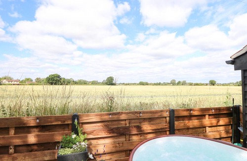 Repps with Bastwick Cottage | Relaxing Cobblers Barn with Hot Tub in Potter Heigham