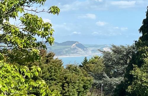 Lyme Regis Apartment | Discover Cobblers Lodge: Pet-Friendly 4-Star Retreat