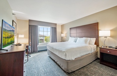 Two Rivers Hotel | Inviting Cobblestone Hotel & Suites with Pool and Breakfast
