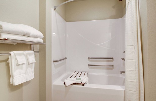 Wayne Heights Hotel | Cozy Cobblestone Hotel & Suites: Family-Friendly Retreat