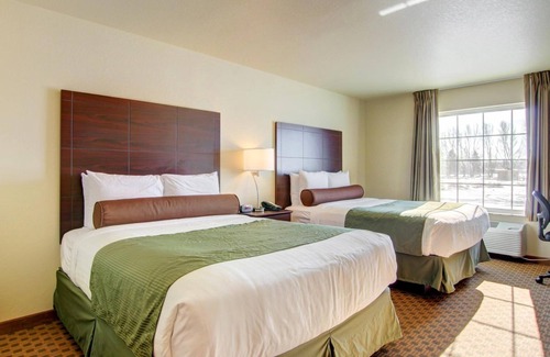 Wayne Heights Hotel | Cozy Cobblestone Hotel & Suites: Family-Friendly Retreat