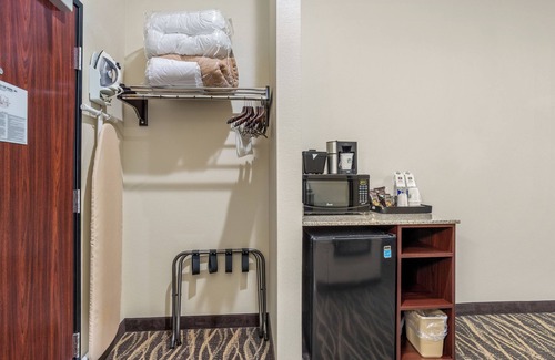 De Pere Hotel | Comfortable Cobblestone Hotel & Suites in De Pere/Green Bay