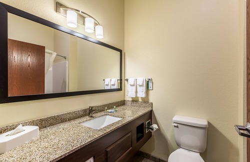 Fairfield Bay Hotel | Guest Rated 9.2! Cobblestone Inn & Suites - Fairfield Bay
