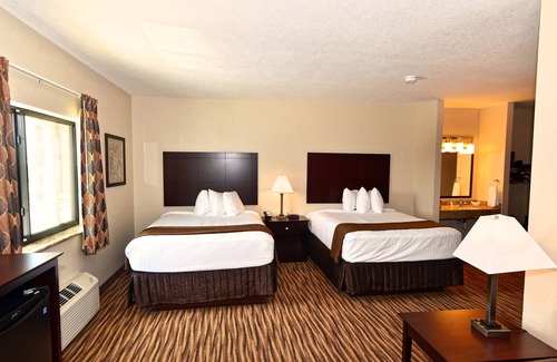 Clarion Hotel | Cozy Cobblestone Inn & Suites: Family-Friendly with Dining
