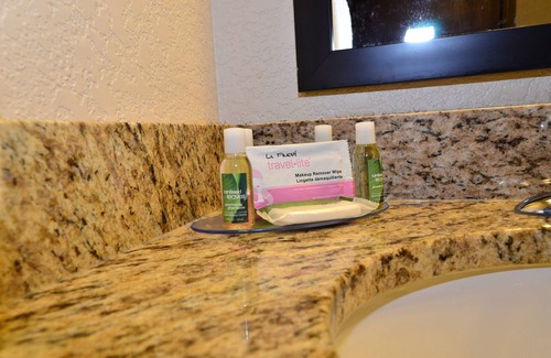 Clarion Hotel | Cozy Cobblestone Inn & Suites: Family-Friendly with Dining