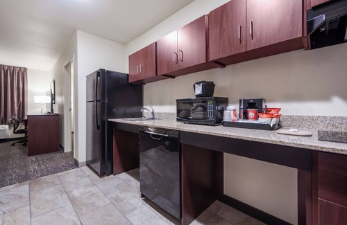 Holdrege Hotel | Family-Friendly Cobblestone Inn & Suites with Breakfast