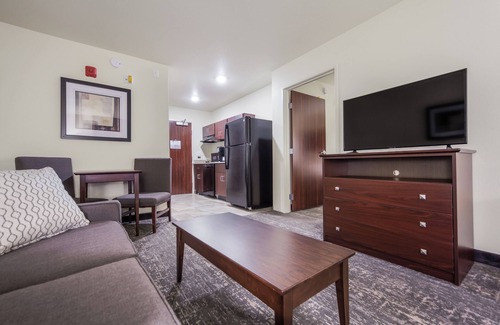 Holdrege Hotel | Family-Friendly Cobblestone Inn & Suites with Breakfast