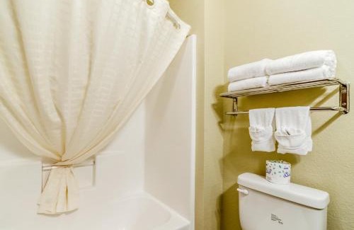 Gill Hotel | Discover Comfort at Cobblestone Inn & Suites - Kersey
