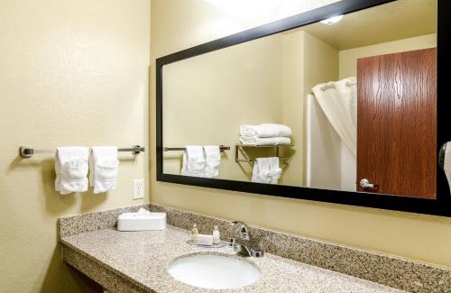 Gill Hotel | Discover Comfort at Cobblestone Inn & Suites - Kersey