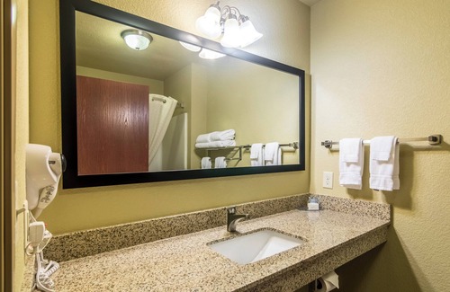 Lakin Hotel | Welcoming Cobblestone Inn & Suites - Lakin with Spa & Breakfast