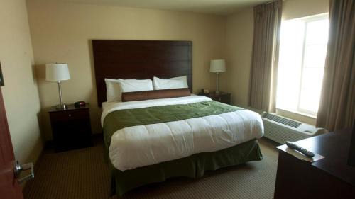 Langdon Hotel | Pet-Friendly Retreat at Cobblestone Inn & Suites, Langdon