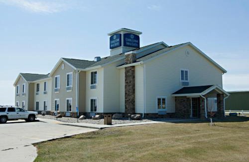Langdon Hotel | Pet-Friendly Retreat at Cobblestone Inn & Suites, Langdon