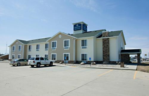 Langdon Hotel | Pet-Friendly Retreat at Cobblestone Inn & Suites, Langdon