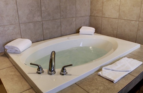 Linton Hotel | Inviting Cobblestone Inn & Suites - Linton with Spa Amenities