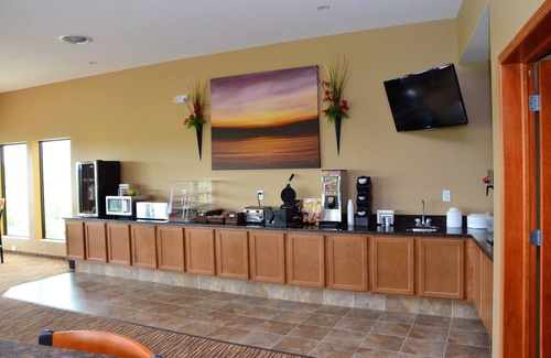 Newton Hotel | Discover Cobblestone Inn & Suites - Newton: 9.2 Rating, Pool