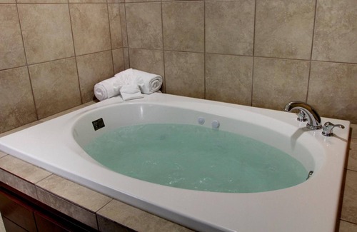 Rugby Hotel | Comfortable Stay at Cobblestone Inn & Suites - Rugby