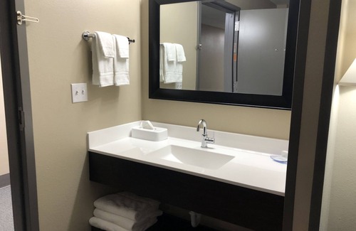 Trenton Hotel | Experience Comfort at Cobblestone Inn & Suites - Trenton