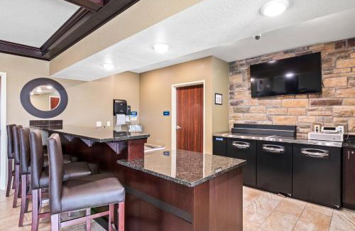 Julesburg Hotel | Cozy Cobblestone Inn & Suites - Pet-Friendly Retreat