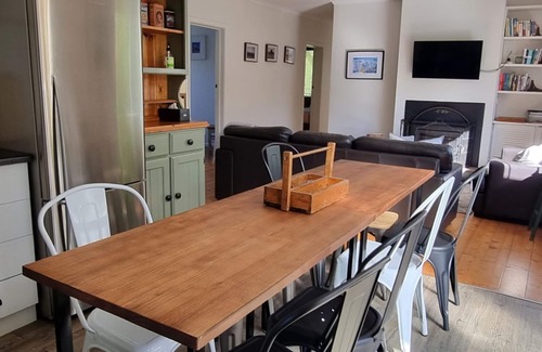 Bright Cottage | Pet-Friendly Cobden & Wills + Studio with Family Amenities