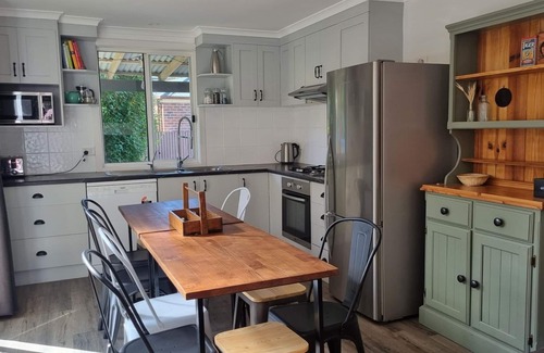 Bright Cottage | Pet-Friendly Cobden & Wills + Studio with Family Amenities