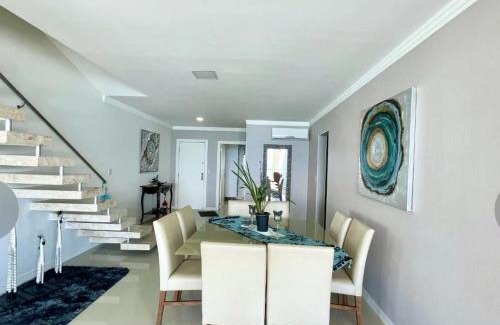 Zimbros House | Relax at Casa Bombinhas Praia de Mariscal with Pool & Pets