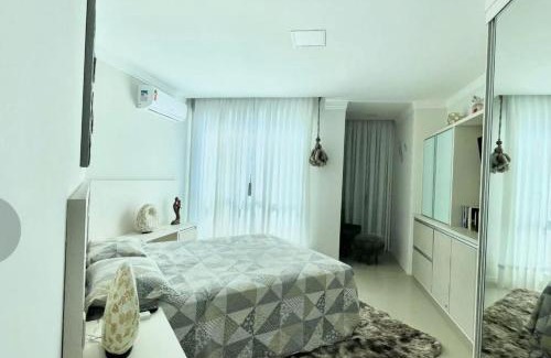 Zimbros House | Relax at Casa Bombinhas Praia de Mariscal with Pool & Pets