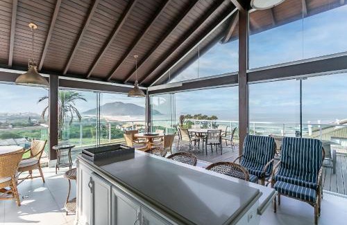 Santinho Apartment | Oceanfront Cobertura with Private Pool & Free Wi-Fi