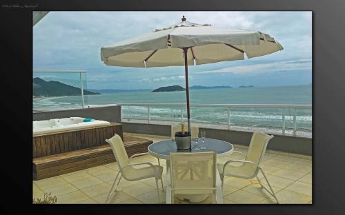 Governador Celso Ramos Apartment | Relax at Cobertura Praia de Palmas with Oceanfront Views