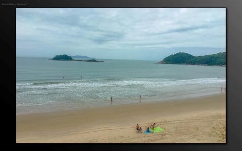 Governador Celso Ramos Apartment | Relax at Cobertura Praia de Palmas with Oceanfront Views