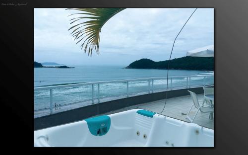 Governador Celso Ramos Apartment | Relax at Cobertura Praia de Palmas with Oceanfront Views