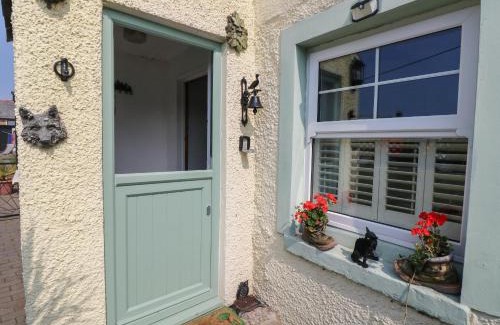 Newton House | Cobwebs Corner: Pet-Friendly Retreat with 4-Star Comfort