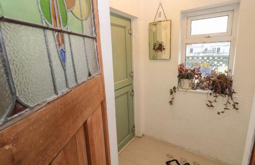 Newton House | Cobwebs Corner: Pet-Friendly Retreat with 4-Star Comfort