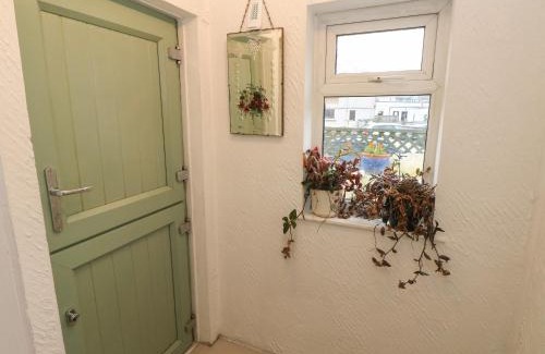 Newton House | Cobwebs Corner: Pet-Friendly Retreat with 4-Star Comfort