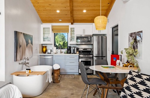 Paso Robles House | Discover Cocavin Carriage House: Ideal for Family Getaways