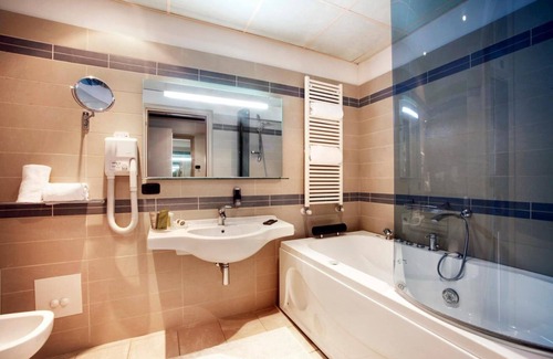 Sarnico Hotel | Relax at Cocca Hotel Royal Thai SPA - 4-Star Retreat