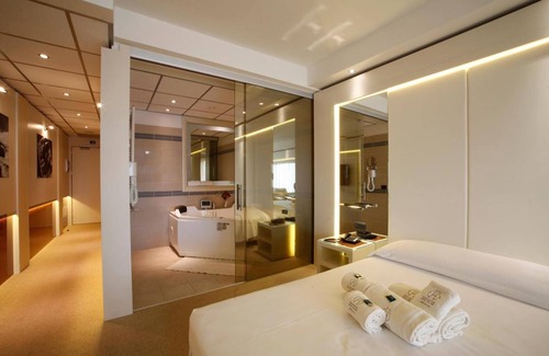 Sarnico Hotel | Relax at Cocca Hotel Royal Thai SPA - 4-Star Retreat