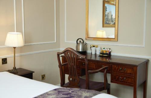 Stony Stratford Hotel | Pet-Friendly Cock Hotel by Greene King Inns - Great Amenities!