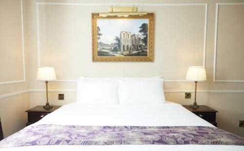 Stony Stratford Hotel | Pet-Friendly Cock Hotel by Greene King Inns - Great Amenities!