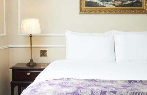 Stony Stratford Hotel | Pet-Friendly Cock Hotel by Greene King Inns - Great Amenities!